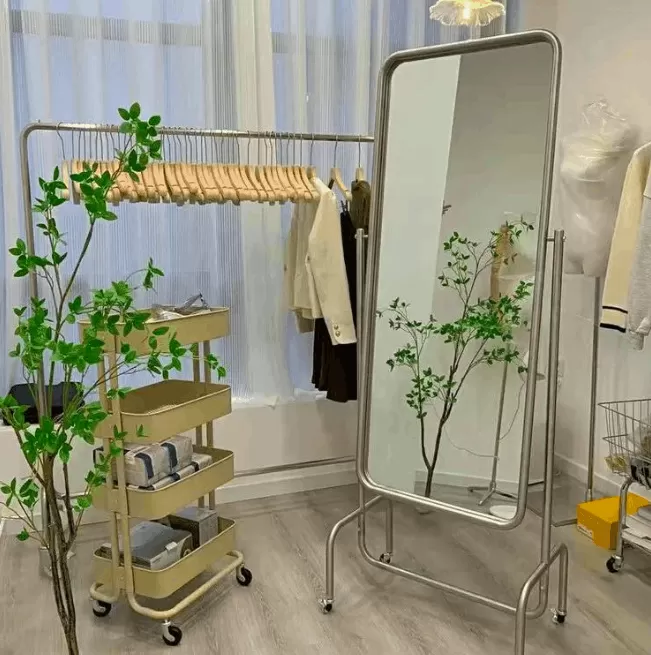 Gương di động có bánh xe cho shop